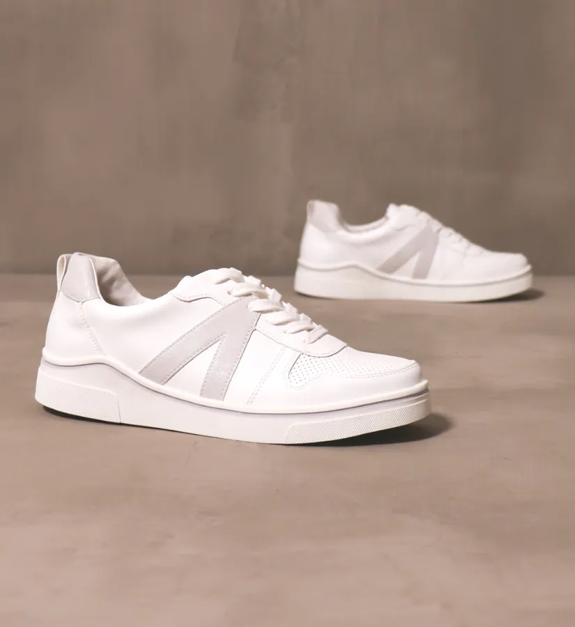 BETWEEN THE LINES SNEAKER