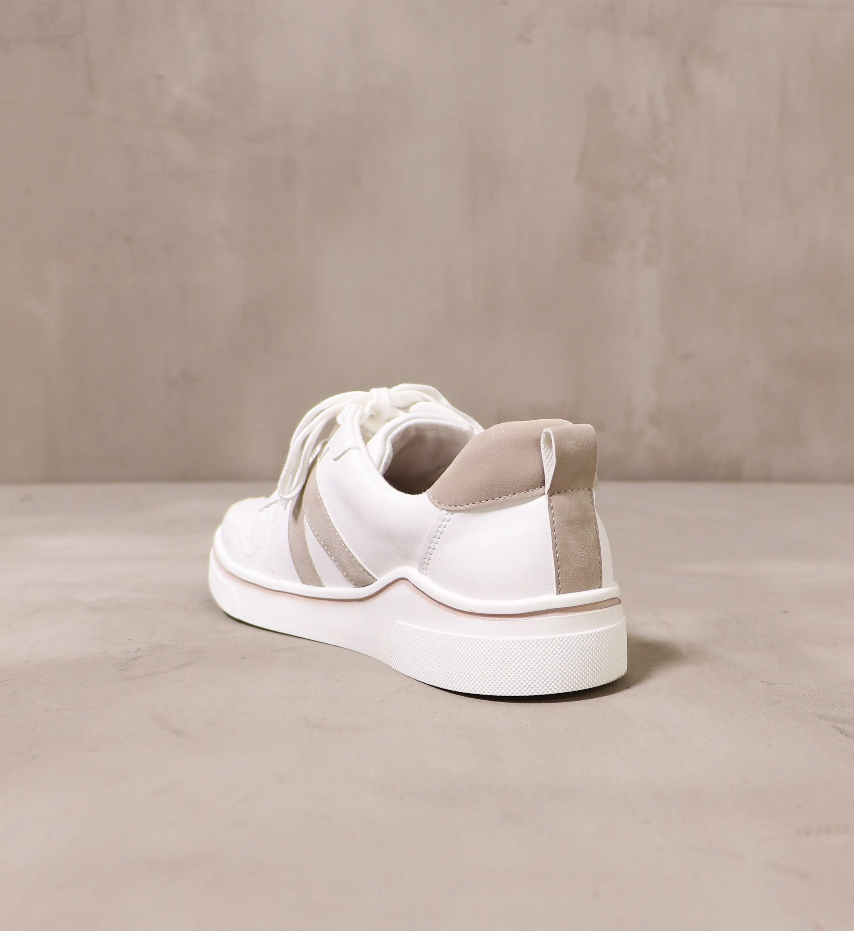 BETWEEN THE LINES SNEAKER