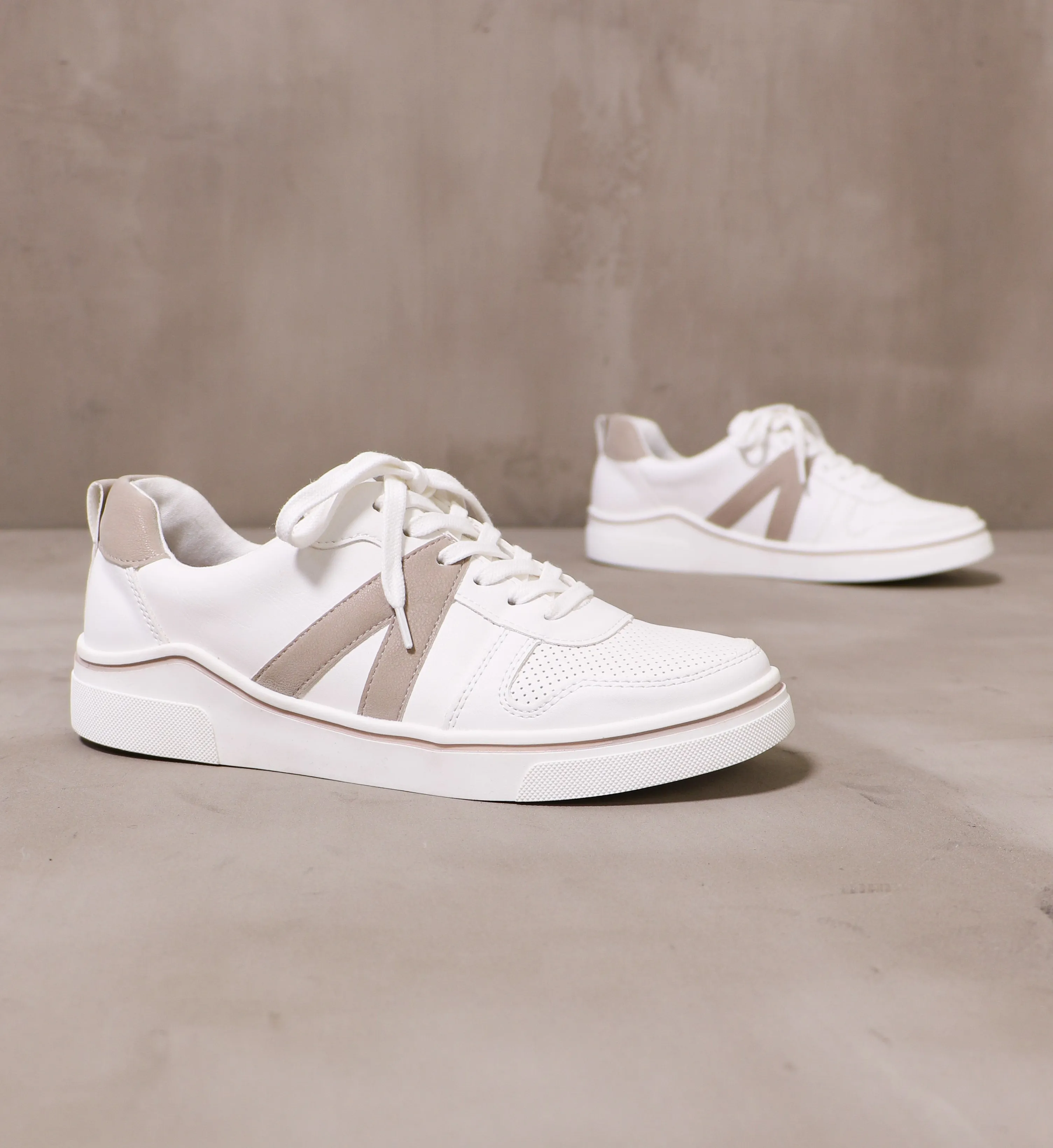 BETWEEN THE LINES SNEAKER