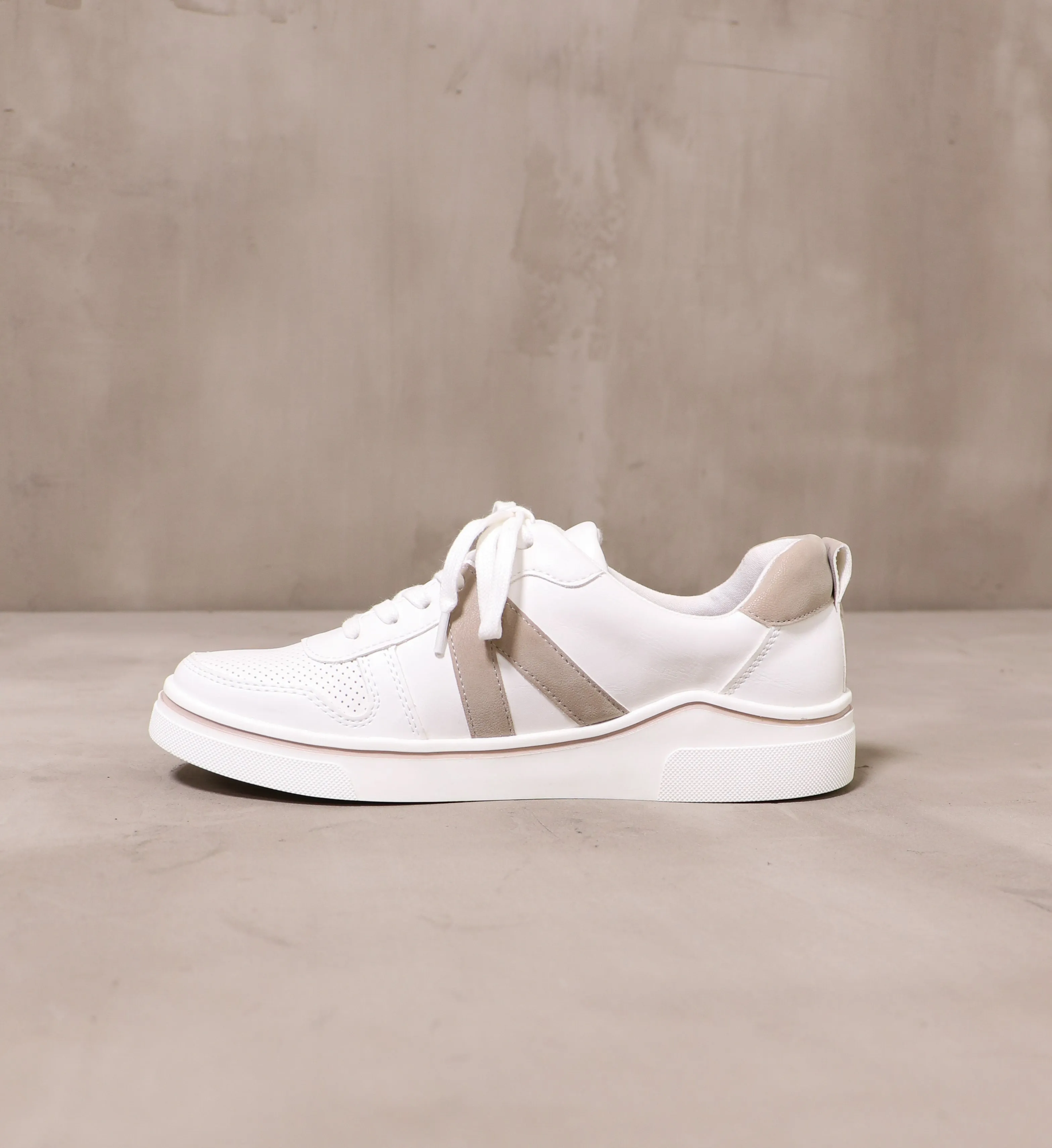BETWEEN THE LINES SNEAKER
