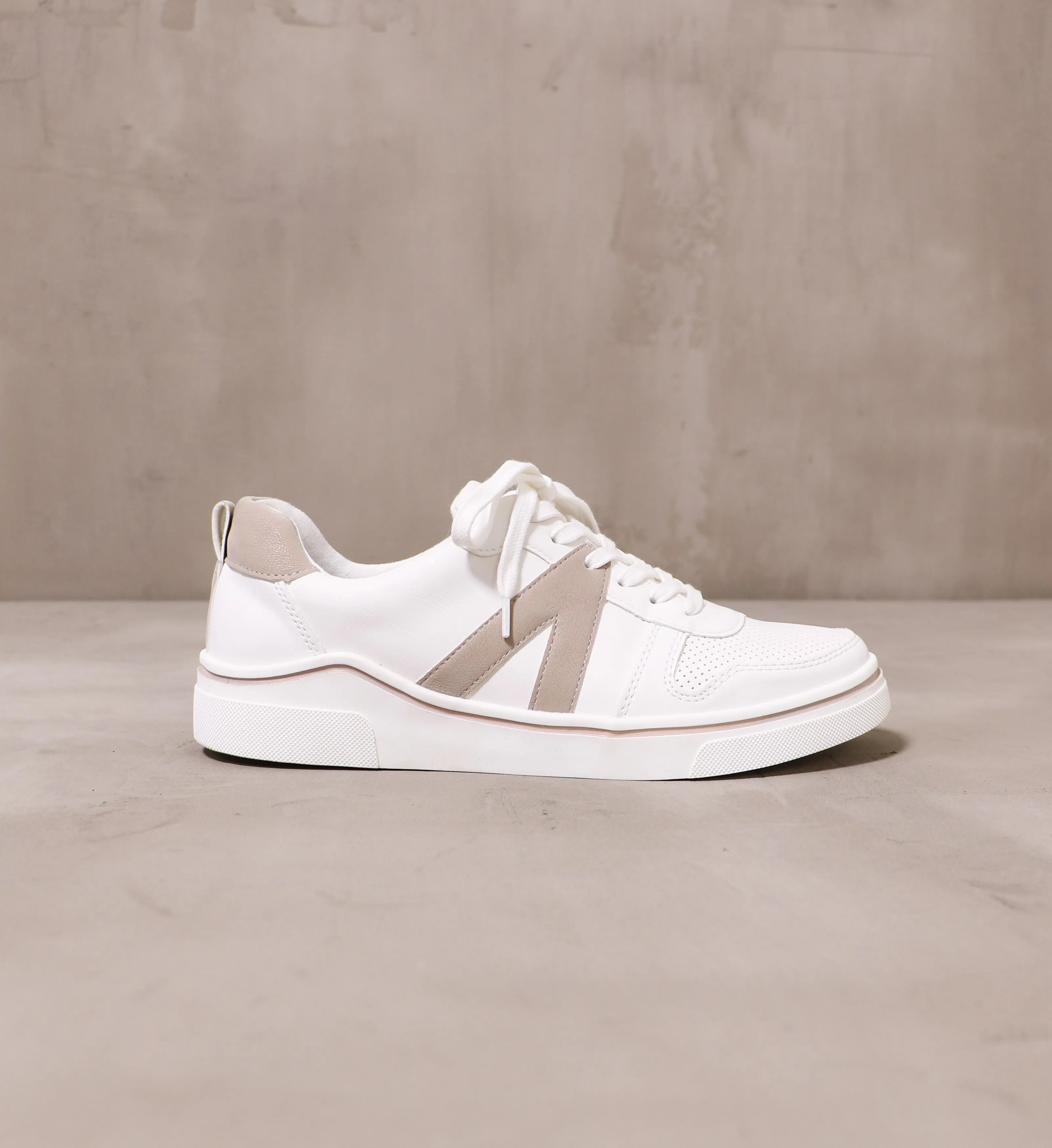 BETWEEN THE LINES SNEAKER