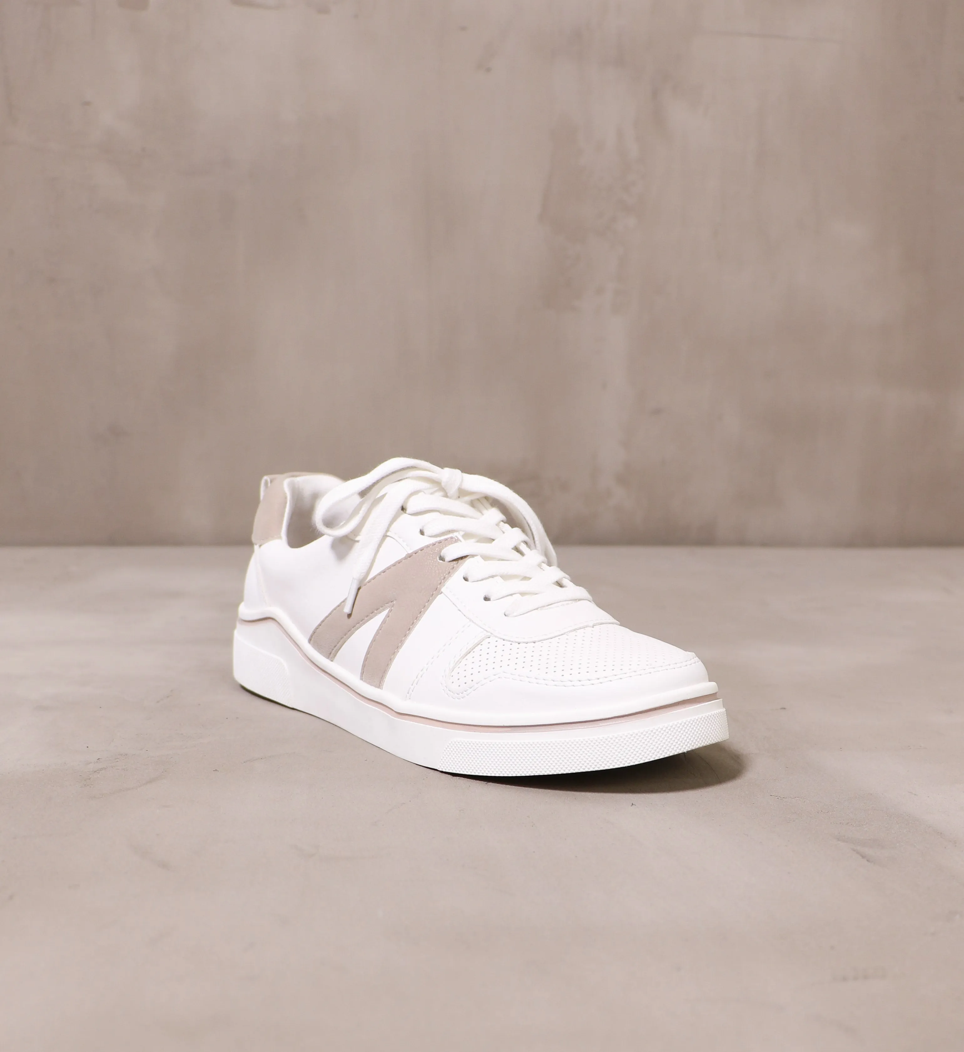 BETWEEN THE LINES SNEAKER